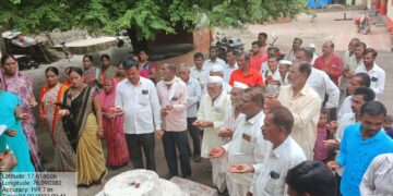 दिंडूर येथे मेरी मिट्टी मेरा देश उपक्रमांतर्गत पंचप्राण शपथ कार्यक्रम उत्साहात;ग्रामसेवीका सुरेखा सरवळे यांनी उपस्थितांना पंचप्राण दिली शपथ