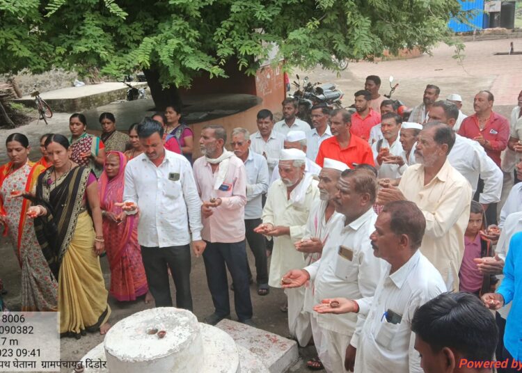 दिंडूर येथे मेरी मिट्टी मेरा देश उपक्रमांतर्गत पंचप्राण शपथ कार्यक्रम उत्साहात;ग्रामसेवीका सुरेखा सरवळे यांनी उपस्थितांना पंचप्राण दिली शपथ