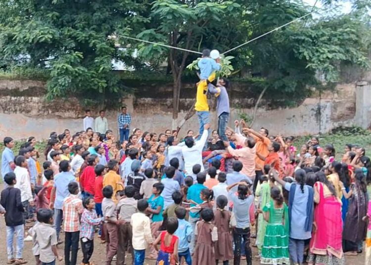 जनता हायस्कूल जालना येथे दहीहंडी उत्सव जल्लोषात साजरा