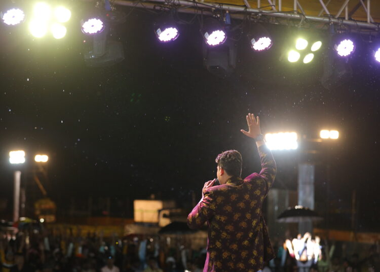 माधुरी पवारच्या नृत्याविष्काराने रसिक मंत्रमुग्ध : भर पावसात कार्यक्रमास गर्दी