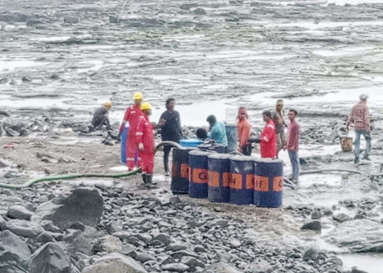 ओएनजीसीच्या प्रकल्पातून तेल गळती