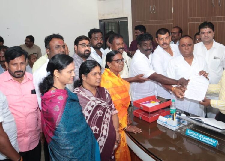  शिवसेनेचा महापालिका आयुक्तांना घेराव जिल्हाप्रमुख अंबेकर यांनी नागरी समस्येवरून केली प्रश्नांची सरबत्ती, आयुक्त झाले निरुत्तर