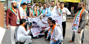राष्ट्रवादी काँग्रेस च्या वतीने पडळकर यांच्या प्रतिमेला जोडेमारो आंदोलन 