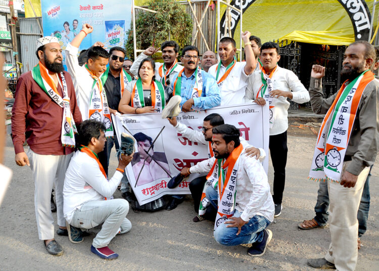 राष्ट्रवादी काँग्रेस च्या वतीने पडळकर यांच्या प्रतिमेला जोडेमारो आंदोलन 