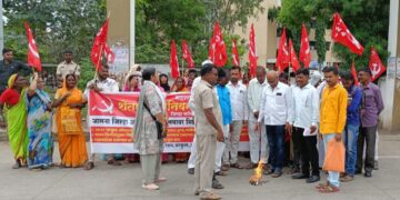 तरुणांना बेरोजगार करणार्‍या कंत्राटी शासन निर्णयाची सिटू शेतमजूर ने केली होळी