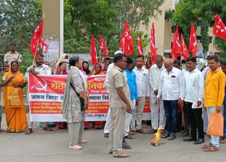 तरुणांना बेरोजगार करणार्‍या कंत्राटी शासन निर्णयाची सिटू शेतमजूर ने केली होळी