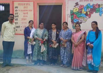 स्व.उमादेवी अग्रवाल यांच्या स्मृतीप्रित्यर्थ वर्ग खोल्यांना दरवाजे भेट