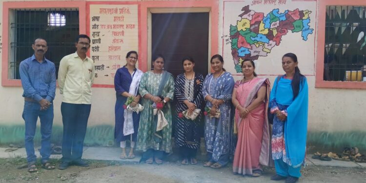स्व.उमादेवी अग्रवाल यांच्या स्मृतीप्रित्यर्थ वर्ग खोल्यांना दरवाजे भेट
