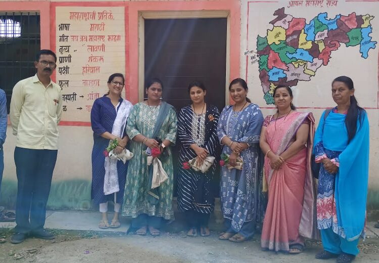 स्व.उमादेवी अग्रवाल यांच्या स्मृतीप्रित्यर्थ वर्ग खोल्यांना दरवाजे भेट