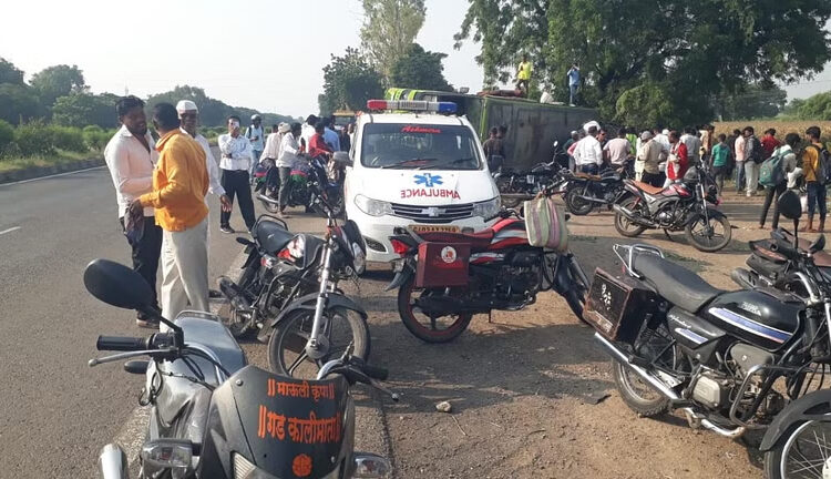 लक्झरी बसचा भीषण अपघात