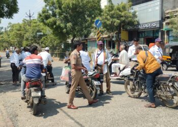 वाहतूक शाखेकडून बेशिस्त वाहनधारकांवर व विना नंबर गाड्यांवर करवाई