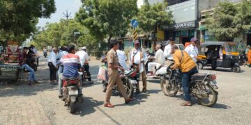 वाहतूक शाखेकडून बेशिस्त वाहनधारकांवर व विना नंबर गाड्यांवर करवाई