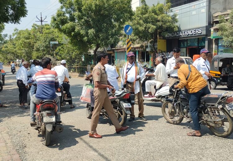 वाहतूक शाखेकडून बेशिस्त वाहनधारकांवर व विना नंबर गाड्यांवर करवाई