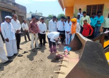 पाथरवाला गावातील प्रमुख रस्त्याच्या कामास सुरुवात