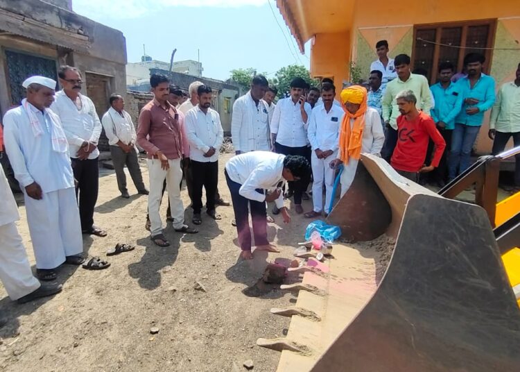 पाथरवाला गावातील प्रमुख रस्त्याच्या कामास सुरुवात