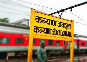 कल्याणमध्ये विचित्र रेल्वे अपघात, डेक्कन क्वीन एक्सप्रेसमधून उतरताना एका प्रवाशाचा मृत्यू