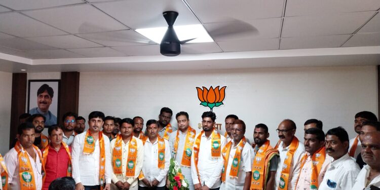 शहागड -वाळकेश्वरच्या व्यापाऱ्यासह युवक भाजपमध्ये; सतीश घाटगे यांच्या नेतृत्वावर विश्वास