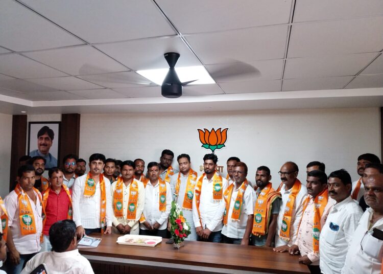 शहागड -वाळकेश्वरच्या व्यापाऱ्यासह युवक भाजपमध्ये; सतीश घाटगे यांच्या नेतृत्वावर विश्वास