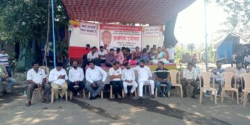 प्रकल्पग्रस्तांच्या न्याय हक्कासाठी शेमटीखार प्रकल्पग्रस्तांचे रांजणपाडा रेल्वेस्टेशन समोर आमरण उपोषण