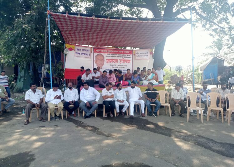 प्रकल्पग्रस्तांच्या न्याय हक्कासाठी शेमटीखार प्रकल्पग्रस्तांचे रांजणपाडा रेल्वेस्टेशन समोर आमरण उपोषण