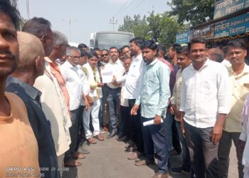 शेतकऱ्यांच्या विविध मागणीसाठी प्रहारचे रास्ता रोको