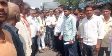 शेतकऱ्यांच्या विविध मागणीसाठी प्रहारचे रास्ता रोको