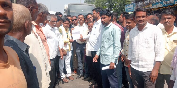 शेतकऱ्यांच्या विविध मागणीसाठी प्रहारचे रास्ता रोको