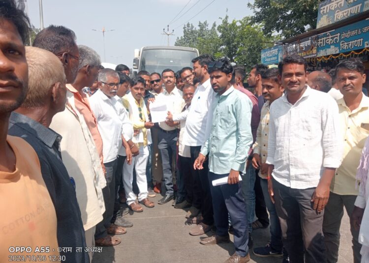 शेतकऱ्यांच्या विविध मागणीसाठी प्रहारचे रास्ता रोको