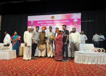 दयाराणी खरात यांना सातारा जिल्हा आदर्श शिक्षीका पुरस्कार प्रदान