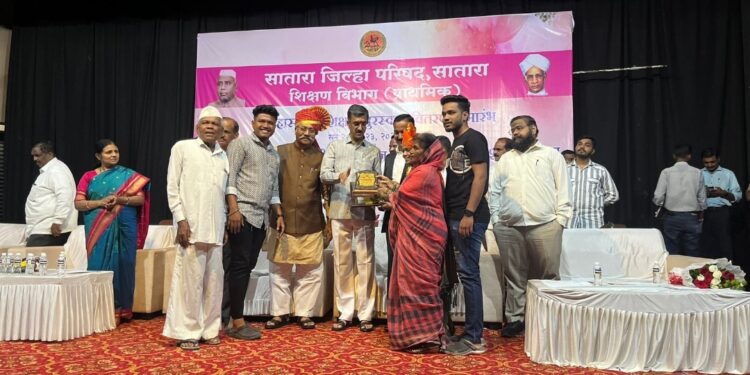 दयाराणी खरात यांना सातारा जिल्हा आदर्श शिक्षीका पुरस्कार प्रदान
