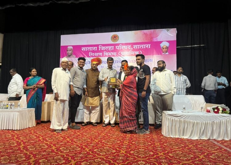 दयाराणी खरात यांना सातारा जिल्हा आदर्श शिक्षीका पुरस्कार प्रदान