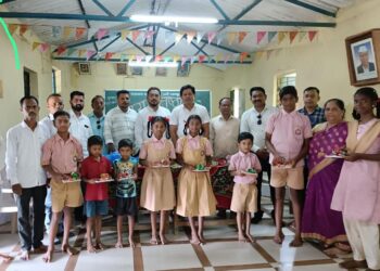 स्वराज्य प्रतिष्ठान पेण पूर्व विभागातर्फे विद्यार्थ्यांना शालेय साहित्य वाटप