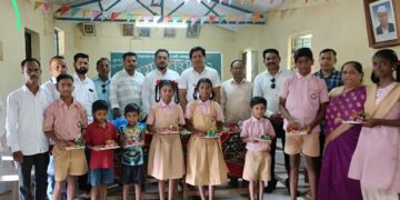 स्वराज्य प्रतिष्ठान पेण पूर्व विभागातर्फे विद्यार्थ्यांना शालेय साहित्य वाटप
