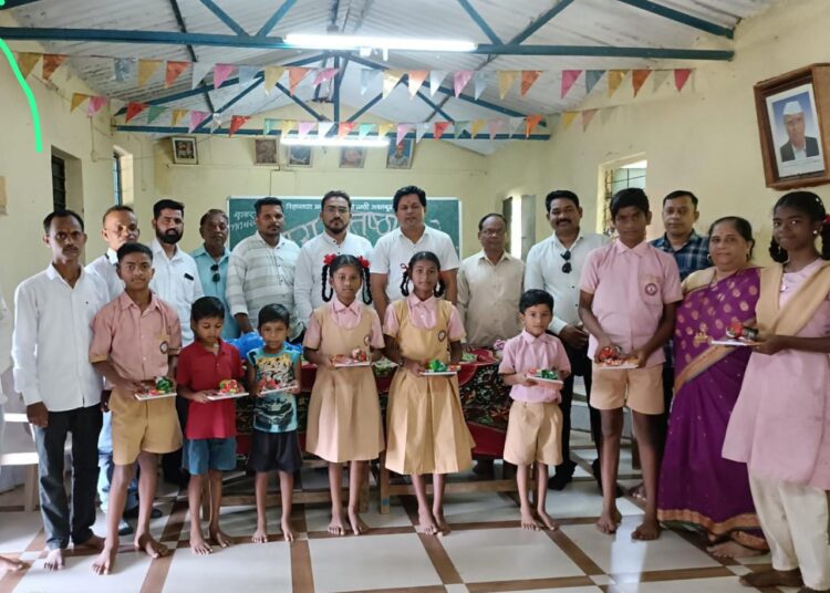 स्वराज्य प्रतिष्ठान पेण पूर्व विभागातर्फे विद्यार्थ्यांना शालेय साहित्य वाटप