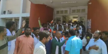 कर्मचाऱ्याना बाहेर काढत पंचायत समिती कार्यालयाला ठोकले कुलूप;  मराठा समाज आक्रमक