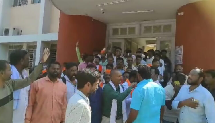 कर्मचाऱ्याना बाहेर काढत पंचायत समिती कार्यालयाला ठोकले कुलूप;  मराठा समाज आक्रमक
