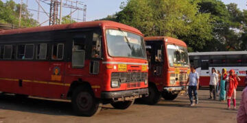  बीडमध्ये एसटी बस सेवा ठप्प; बस जाळल्याने सकाळपासून एकही फेरी नाही