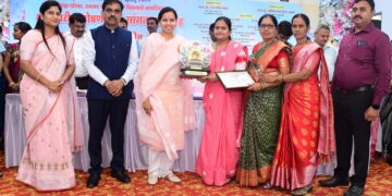 पोलादपूरच्या पर्यवेक्षिका गीता निवृत्ती उतेकर यांना पुरस्कार प्रदान