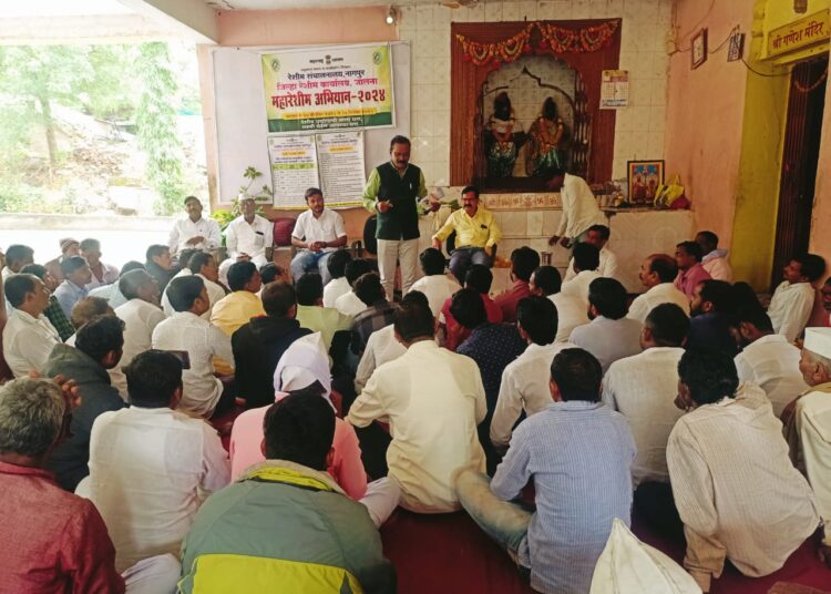 शेतकऱ्यांनी तुती लागवडीसाठी वेळेत नोंदणी करावी – रेशीम उपसंचालक एम.बी. ढवळे