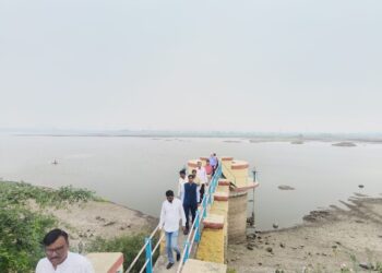 घाणेवाडी तलावाची जिल्हाधिकारी डॉ. श्रीकृष्ण पांचाळ यांनी केली पाहणी