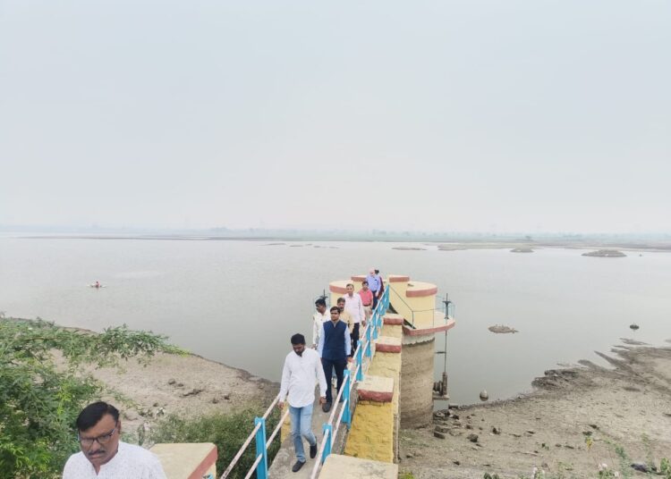 घाणेवाडी तलावाची जिल्हाधिकारी डॉ. श्रीकृष्ण पांचाळ यांनी केली पाहणी