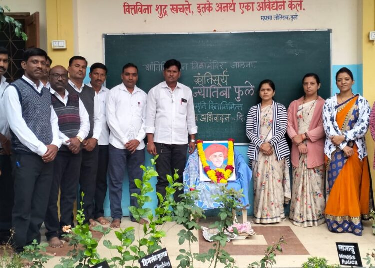 संभाजीनगर प्रभागातील शांतिनिकेतन विद्यामंदिर शाळेत क्रांतीसुर्य महात्मा ज्योतिबा फुले यांच्या स्मृतिदिनानिमित्त शाळेचे मुख्याध्यापक ज्ञानेश्वर गाढवे यांनी प्रतिमेस पुष्पहार अर्पण करून अभिवादन केले.                                     यावेळी शाळेचे शिक्षक सूर्यकांत  बेले,मोहन भदाडे, अशोक माधवाले , पांडुरंग वाजे, शिवहरी मांटे,अमोल पवार, गजानन दळवी,शिवराम गिराम, सुनील जाधव, पुरुषोत्तम चौरे, अंबादास घायाळ, रमेश गाढवे,रामकिसन मोहिते ,उद्धव वाघ, किशोर शेळके ,संजय खरात, वसंत गाडेकर, शिक्षिका सुनिता खरात ,अर्चना भालेराव, पल्लवी खरात,  अनिता जाधव ,कीर्ती खैरे, कांचन वाघ , स्वाती काकडे, सीमा इंगळे, विद्या चौधरी, गायत्री सूर्यवंशी,प्रमिला जाधव, अरुणा मांटे, सुमित्रा शर्मा व विद्यार्थी मोठ्या संख्येने उपस्थित होते. शांतिनिकेतन विद्यामंदिर शाळेत महात्मा ज्योतिबा फुले यांच्या स्मृती दिनानिमित्त विनम्र अभिवादन