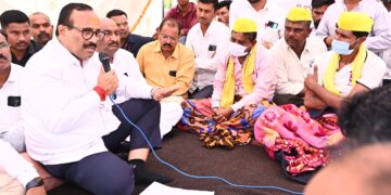 जामखेड येथे उपोषणकर्त्यांची पालकमंत्री अतुल सावे यांनी घेतली भेट