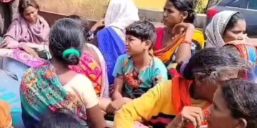 महाराष्ट्राच्या सीमेजवळ नक्षलवाद्यांनी केली तिघांची हत्या