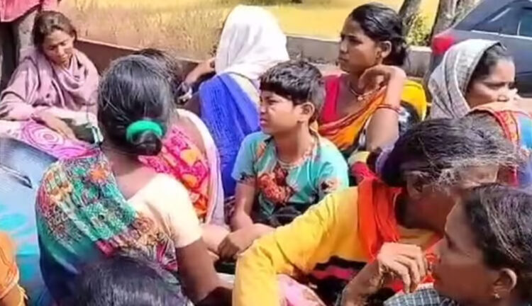 महाराष्ट्राच्या सीमेजवळ नक्षलवाद्यांनी केली तिघांची हत्या