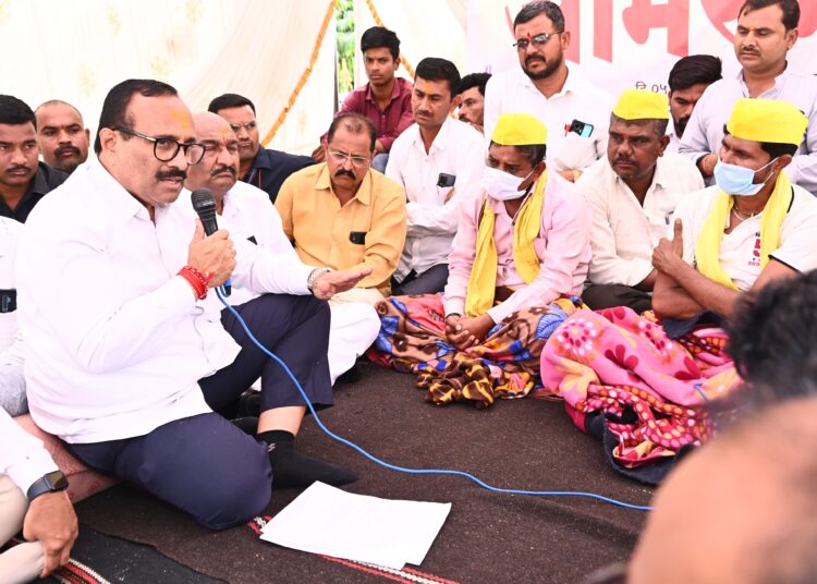 जामखेड येथे उपोषणकर्त्यांची पालकमंत्री अतुल सावे यांनी घेतली भेट