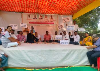 नगरपंचायत कर्मचारी व संवर्ग कर्मचारी संघर्ष समितीच्या वतीने कोकण आयुक्तासमोर आमरण उपोषण सुरु