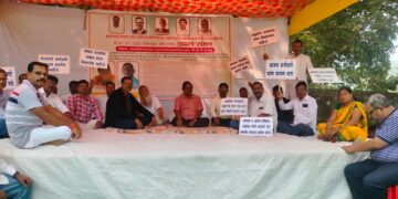 नगरपंचायत कर्मचारी व संवर्ग कर्मचारी संघर्ष समितीच्या वतीने कोकण आयुक्तासमोर आमरण उपोषण सुरु