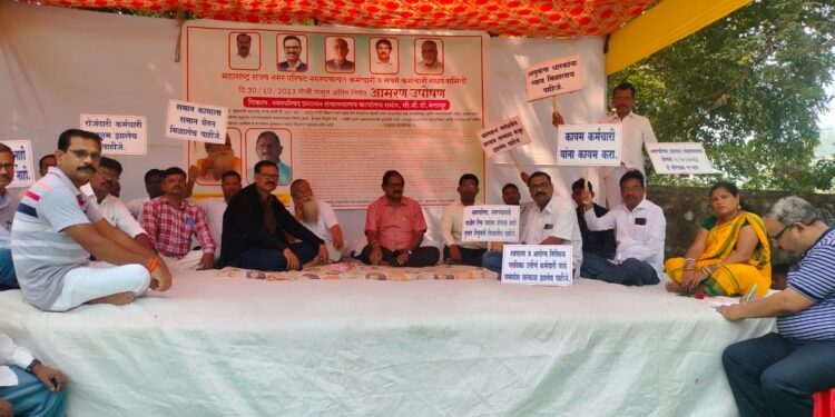 नगरपंचायत कर्मचारी व संवर्ग कर्मचारी संघर्ष समितीच्या वतीने कोकण आयुक्तासमोर आमरण उपोषण सुरु