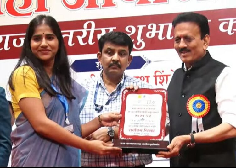 घरकुलाचे उदिष्ट्ये पूर्ण केल्याबद्दल मुख्य कार्यकारी अधिकारी वर्षा मीना यांचा मुंबईत गौरव